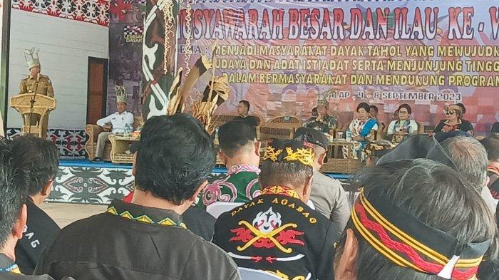 Bupati Malinau,Wempi W Mawa saat menghadiri pelaksanaan Mubes dan Ilau ke-V Dayak Tahol di Desa Salap, Kecamatan Malinau Utara, Kabupaten Malinau, Kalimantan Utara, Selasa (5/9/2023).