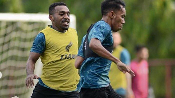Hitungan hari jelang Liga 1, pilar Borneo FC Muhammad Sihran Amarullah (depan) bicara soal kedalaman skuat Pesut Etam.