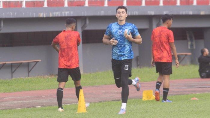 NADEO KECEWA - Nadeo Argawinata latihan bareng Borneo FC. Kini setelah tak bisa kalahkan Persib Bandung di Liga 1, giliran PSM Makassar yang akan jadi lawan Nadeo Argawinata dan kolega di Borneo FC.