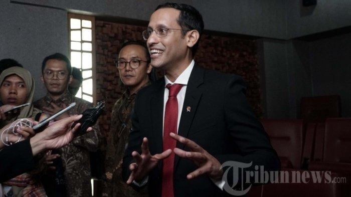 Rencana kenaikan Uang Kuliah Tunggal (UKT) Perguruan Tinggi Negeri batal naik, setelah Mendikbudristek Nadiem Makarim mendadak dipanggil Presiden Jokowi.  