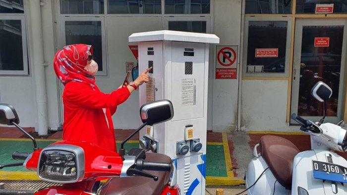 Pengguna motor listrik di Tanah Air semakin populer seiring meningkatnya minat masyarakat terhadap kendaraan listrik. Ngecas listrik pun bisa dilakukan dimana saja.