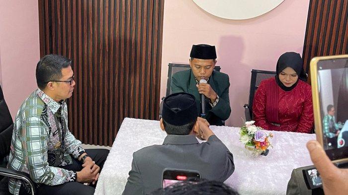 Pasangan Ervan Syafi'i dan Nita Susilawati yang melangsungkan pernikahan, disaksikan langsung Wali Kota Samarinda Andi Harun, Kamis (11/1/2024).  (Tribun Kaltim/Sintya Alfatika Sari)