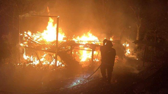 Satu unit bangunan rumah di Jalan Padat Karya, RT 17, Kelurahan Nunukan Tengah, Kecamatan Nunukan, Kabupaten Nunukan ludes dilalap si jago merah pada Kamis (07/12/2023), malam. (HO/Dinas Pemadam Nunukan)