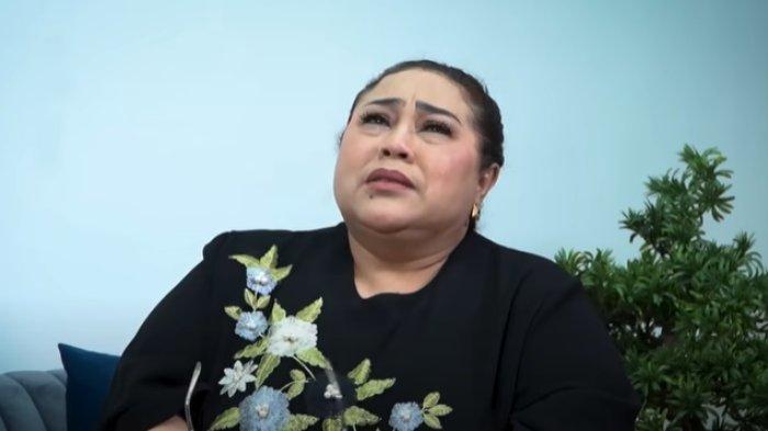 TINGGAL DI KOS - Komedian senior, Nunung kembali jadi perbincangan netizen usai mengaku tinggal di kos-kosan bersama suami dan menjual hampir seluruh aset yang dimiliki, Selasa (25/2/2025).