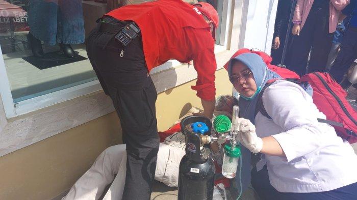 Salah satu petugas PMI Kota Samarinda yang juga turut terpapar gas karbonmonoksids saat hendak menolong karyawan toko fashion yang keracunan di Mall Lembuswana Samarinda, Rabu (6/9/2023).