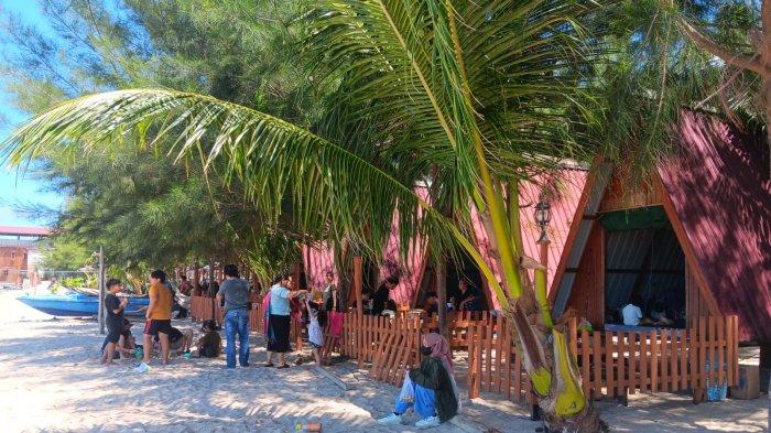 Suasana salah satu pantai di Tanah Kuning, Tanjung Palas Timur, Bulungan yang banyak didatangi oleh wisatawan saat libur lebaran. (TribunKaltara.com / Desi Kartika)