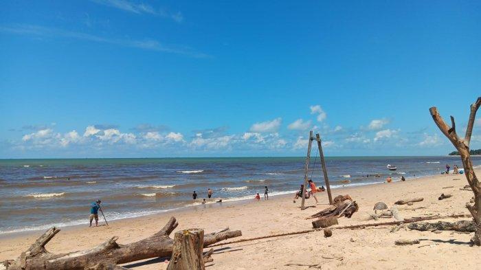 Suasana salah satu pantai di Tanah Kuning, Tanjung Palas Timur, Bulungan yang banyak didatangi oleh wisatawan saat libur lebaran. (TribunKaltara.com / Desi Kartika)