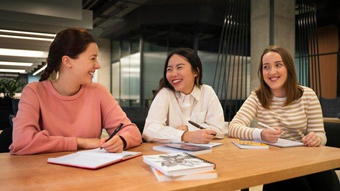Simak kumpulan pantun mahasiswa berikut, hiburan lucu penghilang stres dan kata-kata sarat makna yang memotivasi.