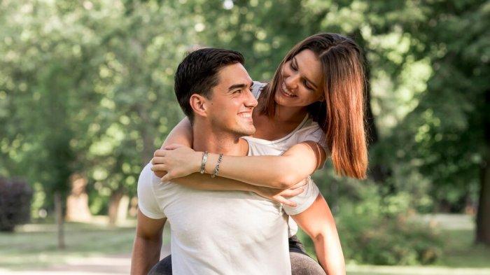 PANTUN CARI JODOH - Potret pasangan kekasih dari Freepik.com. Kumpulan pantun cari jodoh, unggah di sosial media untuk ungkapkan isi hati terdalam yang sedang menanti pasangan hidup.