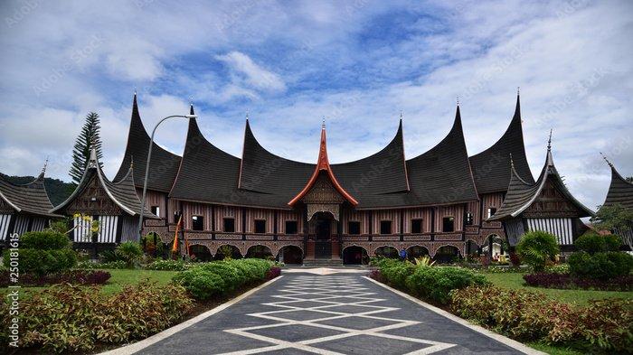 Ilustrasi rumah gadang - Kumpulan pantun Minang lucu berikut, cara seru buat menghibur diri saat sedang jenuh, bagikan di sosial media!