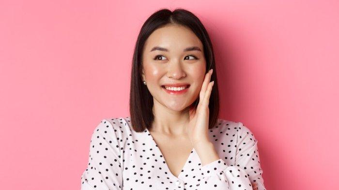 PANTUN MOTIVASI SENYUM - Potret wanita tersenyum dari Freepik.com. Simak kumpulan pantun motivasi senyum, jangan biarkan amarah membuat wajahmu jadi cemberut.