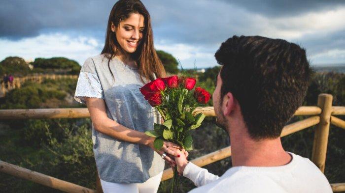 Simak kumpulan pantun romantis nembak gebetan, atasi rasa gugup saat menyatakan cinta dengan pantun yang bikin suasana jadi cair.