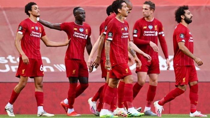 Para pemain Liverpool turut merayakan gol yang dilesakkan Trent Alexander-Arnold ke gawang Crystal Palace pada laga pekan ke-31 Liga Inggris di Stadion Anfield, Rabu (24/6/2020).