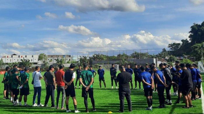 Para punggawa Borneo FC saat jajal latihan perdana di fasilitas latihan baru, yang terletak di Kompleks Gelora Kadrie Oening, Sempaja, Samarinda, pada Rabu (4/1/2022).