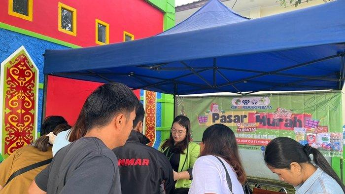 Menjelang perayaan Natal dan Tahun Baru 2025, Credit Union (CU) Femung Pebaya menggelar pasar murah pada Senin (16/12/2024).