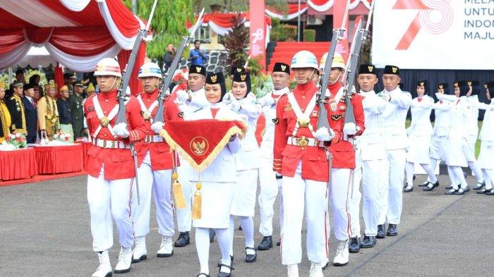 Paskibraka Tarakan melaksanakan tugas pengibaran Bendera Merah Putih di Upacara Peringatan HUT ke-78 RI di Halaman Kantor Wali Kota Tarakan, Kamis (17/8/2023).
