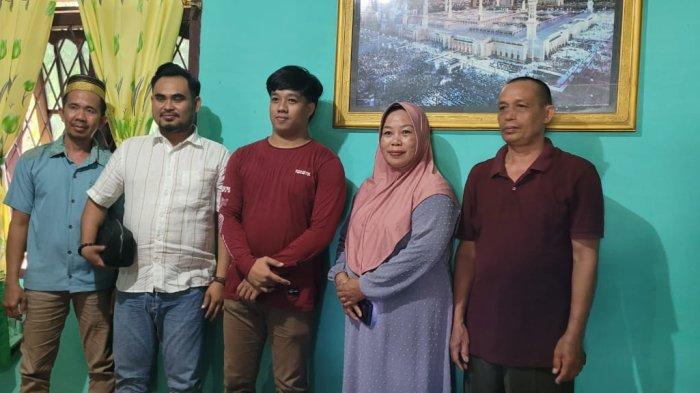 Wajah sumringah pun terpancar dari pasangan suami istri (Pasutri), orangtua Asril yang tinggal di Kecamatan Sebatik, Kabupaten Nunukan, Kalimantan Utara atas putusan MA tersebut.