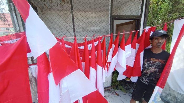 Asep, salah seorang penjual Bendera Merah Putih dan atribut Agustusan yang berjualan di area Kelurahan Pamusian Kota Tarakan.