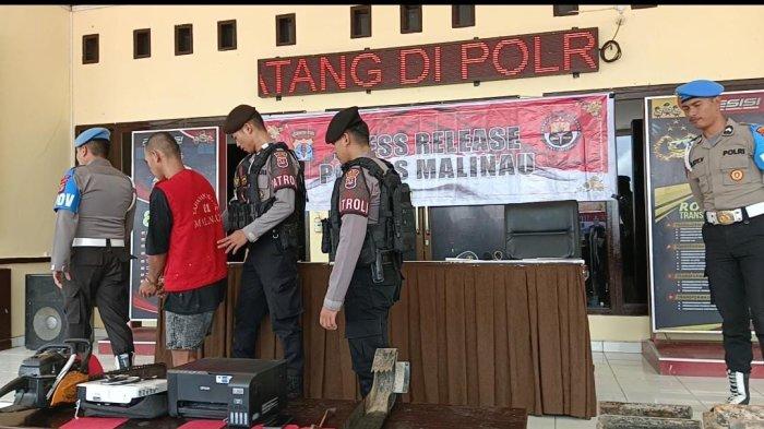 Satu dari 3 Pelaku curat di SMK Sekolah Pertanian Pembangunan, RM (19) ditahan di Polres Malinau atau dugaan tindak pidana pencurian dengan pemberatan sejak Mei 2023 lalu, Kamis (20/7/2023).