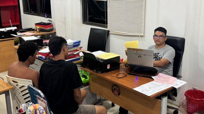 Kedua pelaku yang mengangkut BBM Ilegal saat menjalani pemeriksaan di Unit Reskrim Polres Paser, Kecamatan Tanah Grogot, Kabupaten Paser, Kalimantan Timur, Selasa (17/12/2024).