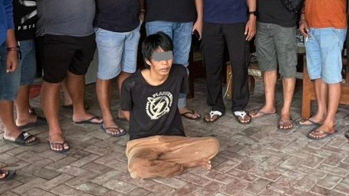 AR terduga pelaku pembunuhan ibu kandungnya sendiri diamankan oleh jajaran Tim Opsnal Sat Reskrim Polresta Balikpapan dan Polsek Balikpapan Barat, Sabtu (24/08) saat berteduh di Masjid Km 12, Balikpapan Utara. (HO/Polresta Balikpapan)