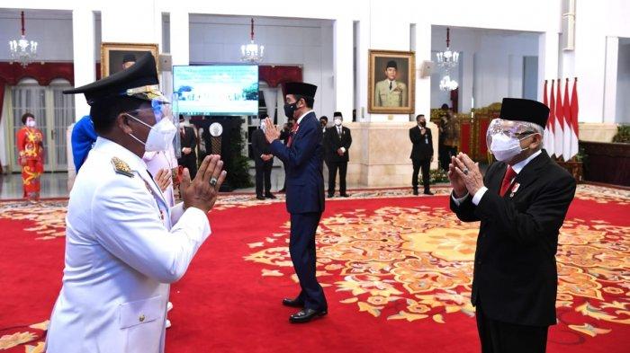 Momen Zainal Arifin Paliwang dilantik sebagai Gubernur Kalimantan Utara periode 2021-2024 oleh Presiden Jokowi di Istana Negara, Jakarta, Senin (15/2/2021). Pelantikan Kepala Daerah hasil Pilkada Serentak 2024 yang semula dijadwalkan tanggal 6 Februari 2025, kemungkinan diundur. (ARSIP-Biro Pers Sekretariat Presiden)