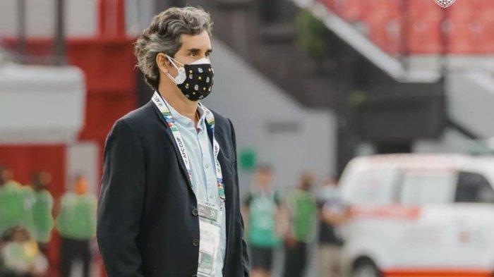 Pelatih Bali United, Stefano Cugurra Teco. Untuk siaran langsung yang sajikan duel Bali United vs Persib Bandung di championhsip series Liga 1 bisa Anda tonton di Indosiar dan vidio.com, dan Link Live Streaming tersaji di artikel ini. 