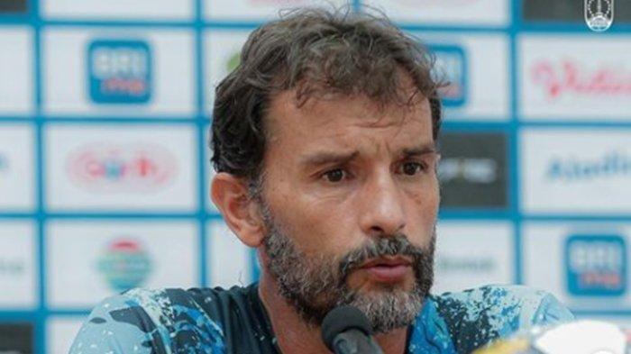 Pelatih Persis Solo Leonardo Medina  