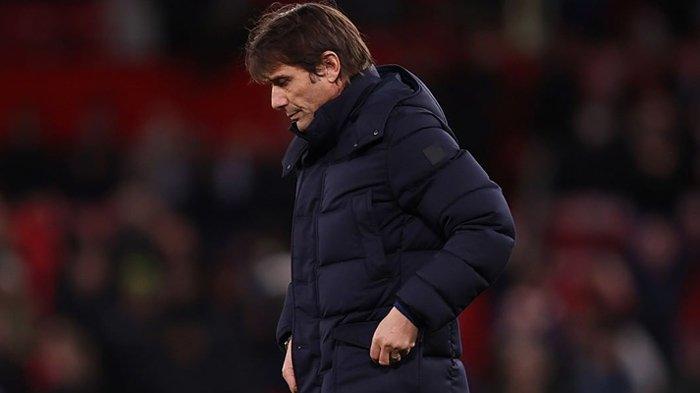 Momen Antonio Conte tertunduk setelah Tottenham Hotspur takluk dari Manchester United di Stadion Old Trafford dengan skor 2-3 pada pekan 29 Liga Inggris, Minggu (13/3/2022).