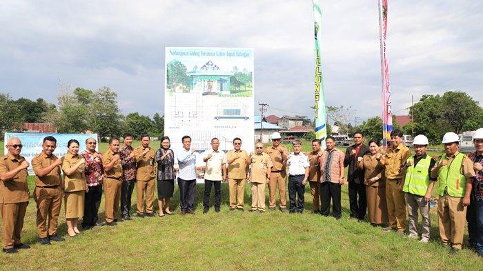Bupati dan Wakil Bupati Bulungan (Syarwani - Ingkong Ala) melakukan peletakan batu pertama pembangunan Kapel Umat Nasrani.