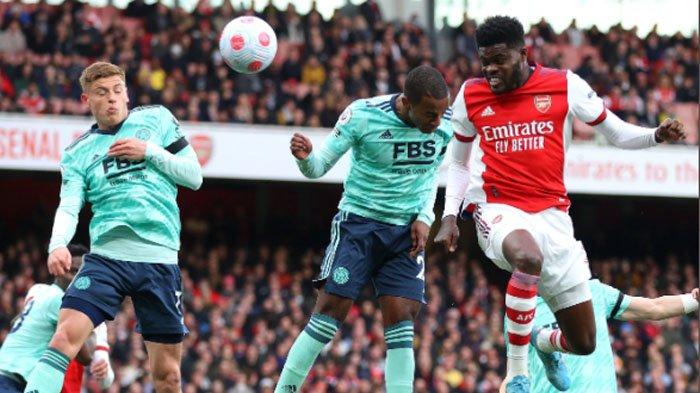 Pemain Arsenal, Thomas Partey (kanan) berduel di udara dengan pemain Leicester City dalam lanjutan Liga Inggris.