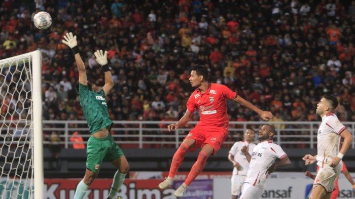 Duel Udara pemain Borneo FC dengan pemain Persis Solo di pertandingan Borneo FC vs Persis Solo yang dihelat, pada Minggu (28/8/2022), pukul 19.15, di Stadion Segiri Samarinda. Laga berakhir untuk kemenangan skuat Pesut Etam dengan skor 2-1.