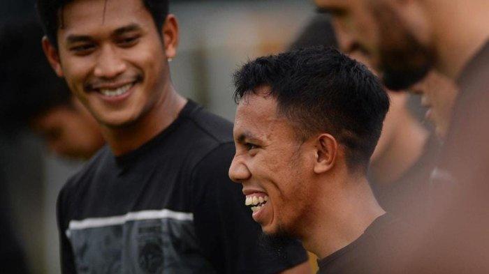 Pemain Borneo FC, Sihran Amrullah bersama rekan setim saat menjalani latihan.