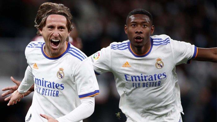 BAYANG-BAYANG MEDIOKER - Pemain Real Madrid, Luka Modric (kiri) merayakan gol yang dicetaknya ke gawang Real Sociedad dalam lanjutan Liga Spanyol 2022. Kepindahan Luka Modric ke AC Milan dihantui bayang-bayang medioker, Sabtu (12/7/2025).