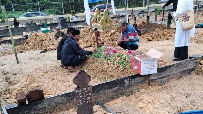 Suasana pemakaman almarhum Yusi Novianto di Pemakaman Umum Tanjung Harapan, Jl Cendrawasih Tanjung Selor, Bulungan, Rabu (16/07/2023).