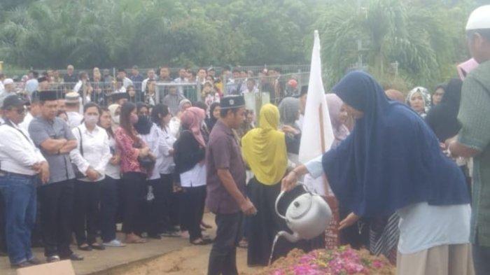 Suasana pemakaman almarhum Yusi Novianto di Pemakaman Umum Tanjung Harapan, Jl Cendrawasih Tanjung Selor, Bulungan, Rabu (16/07/2023).
