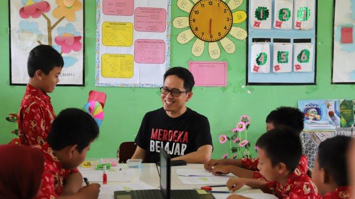 Kepala Badan Standar, Kurikulum, dan Asesmen Pendidikan (BSKAP) Kemendikbudristek Anindito Aditomo belajar bersama siswa SD Negeri 026 Tanjung Selor, Bulungan, Kalimantan Utara, Kamis (13/4).