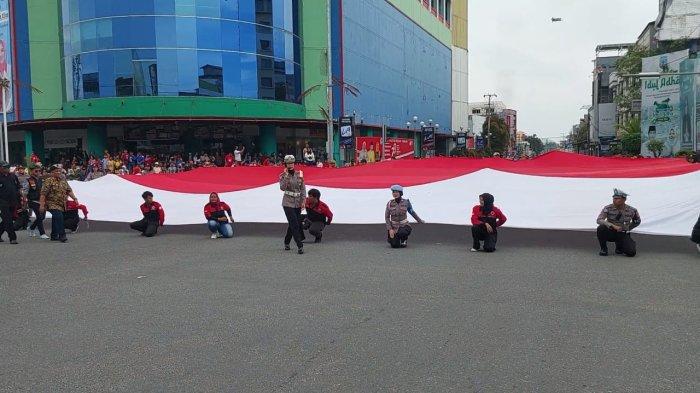 Tepat pukul 11.17 WITA, pembentangan Bendera Merah Putih dilaksanakan oleh Badan Pengurus Kota (BPK) Orang Indonesia (OI) Tarakan dan dipimpin langsung Kasat Lantas Polres Tarakan, Kamis (17/8/2023).