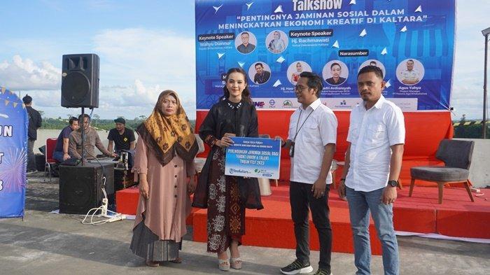 Kepala BPJS Ketenagakerjaan Kaltara secara simbolik memberikan komitmen dalam pemberian jaminan sosial bagi pelaku ekonomi kreatif dan UMKM