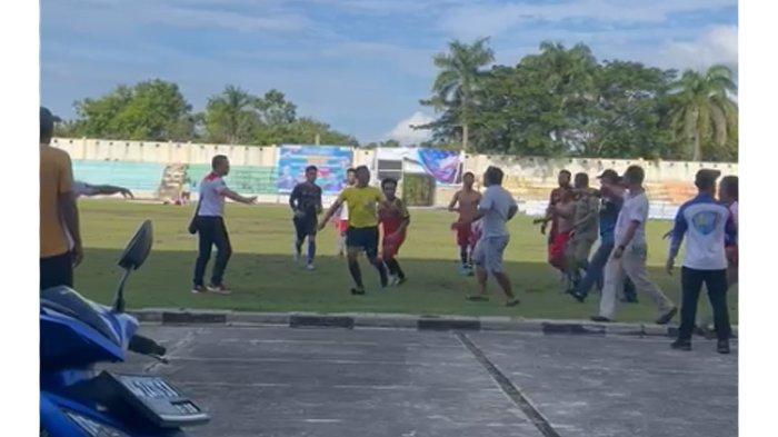 Insiden kericuhan berujung pada pemukulan wasit saat pertandingan sepak bola turnamen antar kampung alias Tarkam di Stadion Utama Malinau, Kabupaten Malinau, Kalimantan Utara, Senin (28/8/2023). (ISTIMEWA)