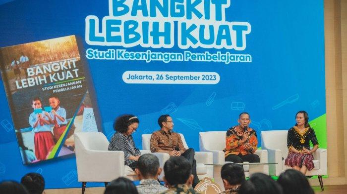 Bupati Bulungan Syawarni bersama Mendikbudristek Nadiem Makarim berbicara tentang upaya pemulihan pembelajaran di Kemendikbudristek, Jakarta, September 2023 lalu. Bulungan menggunakan pengalaman program rintisan kelas awal (2017 – 2019) sebagai senjata melakukan pemulihan pembelajaran.