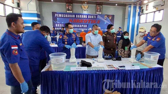 PEMUSNAHAN BARANG BUKTI - Wakil Direktur Polairud Polda Kaltara, AKBP Suryono bersama perwakilan BNNP Kaltara, Pengadilan Negeri Tarakan, Kejaksaan Negeri Tarakan, hingga Satuan Patroli Lantamal XIII Tarakan memusnahkan 1,1 kg barang bukti narkotika jenis sabu hasil tangkapan, di Mako Ditpolairud Polda Kaltara, Kamis (30/1/2025).