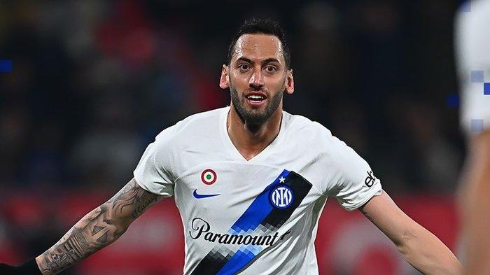 Selebrasi Hakan Calhanoglu ketika mencetak gol via titik putih pada pertandingan AC Monza vs Inter Milan di Stadion U-Power, Minggu (14/1/2024). (inter.it)