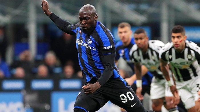 Romelu Lukaku saat mengeksekusi penalti pada pertandingan pekan ke-23 Liga Italia Serie Aantara Inter Milan vs Udinese di Stadion Giuseppe Meazza, Minggu (18/2/2023).