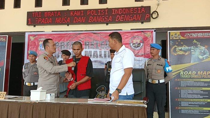 Tersangka kasus pencurian, RM (19) menjelaskan motif dan perannya hanya sebagai pembantu kasus Curat inventaris sekolah dan mesin praktik di SMK SPP Malinau Utara, saat sesi Pers Rilis Polres Malinau, Kamis (20/7/2023).