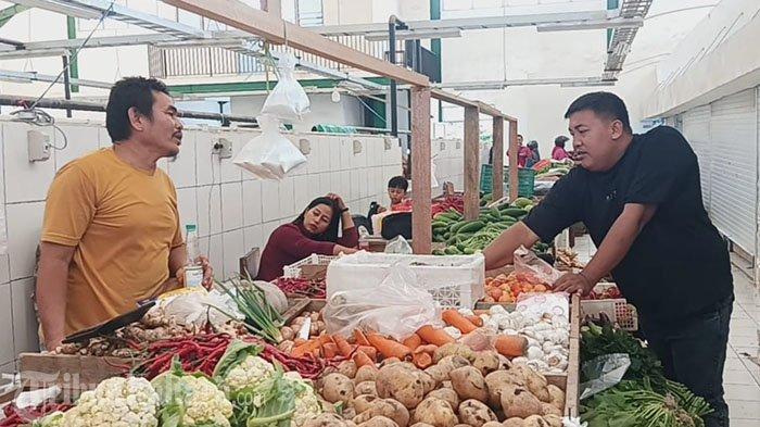 KENAIKAN HARGA BAPOTING – Seorang pedanga di Pasar Induk Tanjung Selor, Iwan Kartaro  melayani pembeli di lapak miliknya, harga cabai rawit kian pedas tembus Rp 160.000/Kg, Kamis (27/2/2025).