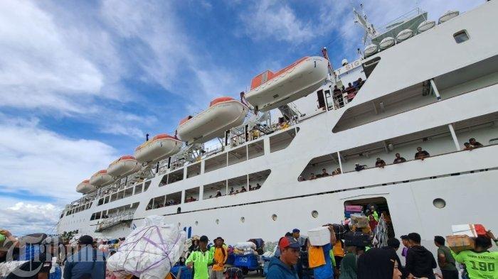 KANTONGI ISPS CODE - Aktivitas keberangkatan di Pelabuhan Tunon Taka, Nunukan, Kalimantan Utara (Kaltara), Selasa (14/01/2025), siang. Saat ini, pelabuhan tersebut telah mengantongi ISPS Code yang merupakan standar pelabuhan internasional, Jumat (11/4/2025).