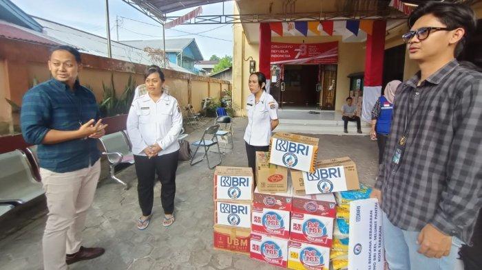 Penyaluran bantuan dari BRI Cabang Tarakan yang digalang secara swadaya disalurkan ke posko pengungsian korban kebakaran RT 20 Kelurahan Selumit Pantai, Rabu (23/8/2023).