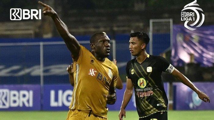Herman Dzumafo (kuning) saat bela Bhayangkara FC. (Instagram / @liga1match)