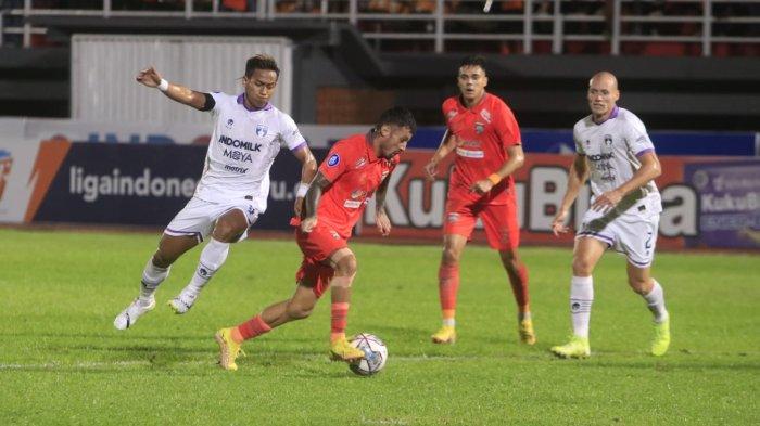 Penyerang Borneo FC, Stefano Lilipaly saat berduel dengan pemain Persita Tanggerang. Hasil Liga 1 Borneo FC vs Persita, Pesut Etam gagal ancam Madura United seusai ditahan imbang Pendekar Cisadane, skor akhir 2-2.